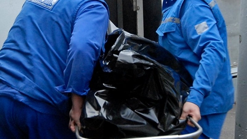 Полуразложен труп на мъж е открит в полето в землището