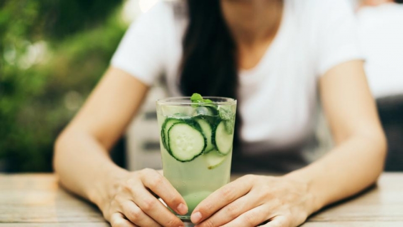 пиенето на вода с краставица носи невероятни ползи на организма