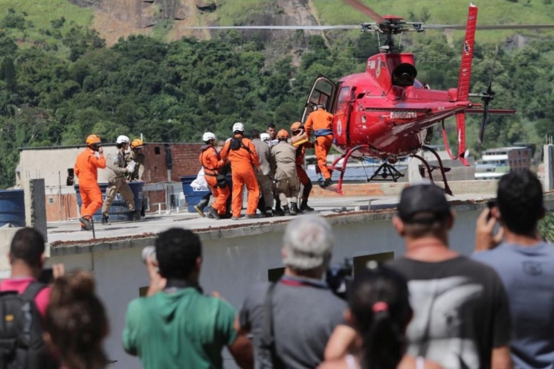 Броят на загиналите хора под рухналите миналия петък сгради в Рио