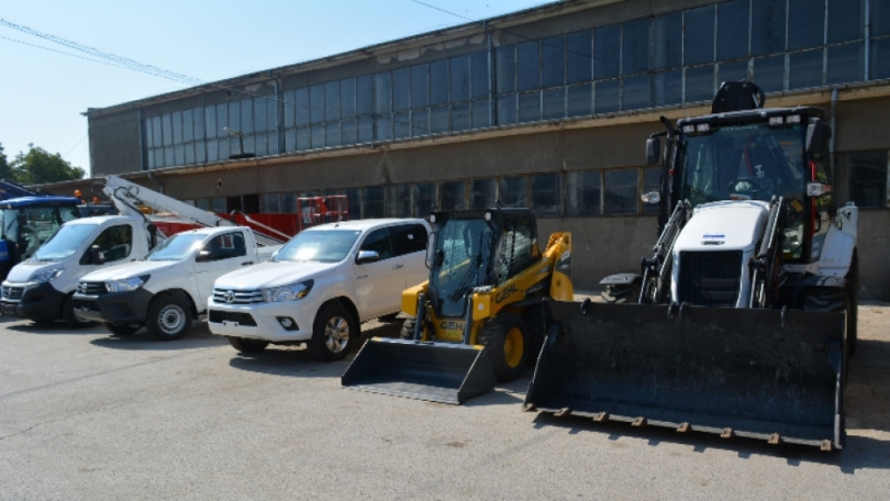 Два високо проходими автомобила багер спасителна платформа с вишка два