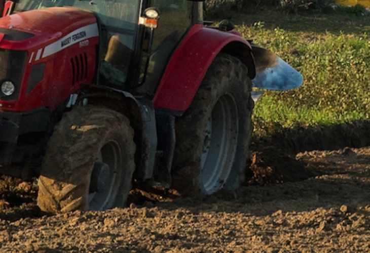 Водач на трактор на 39 годишна възраст е загинал след като