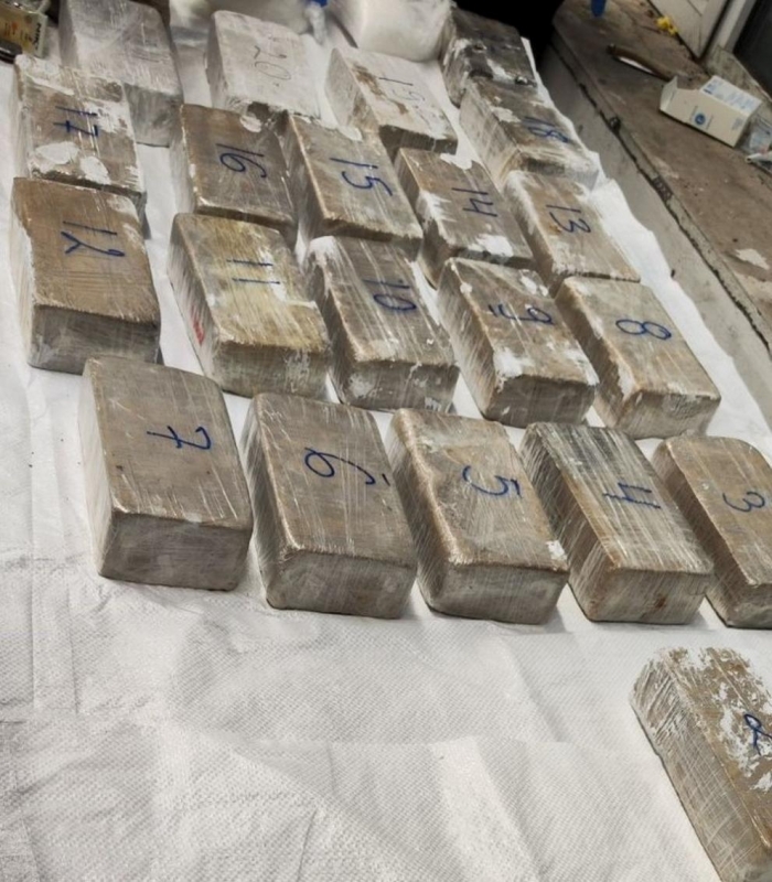 Откриха над 28,5 кг наркотици в кутии с латексна боя на ГКПП „Малко Търново“ /снимки/