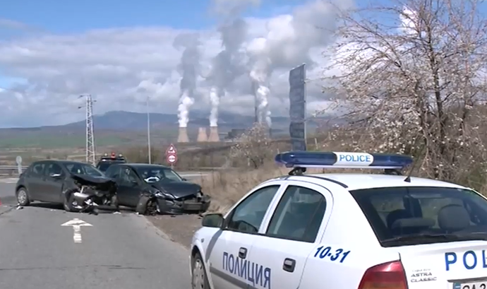 Отнето предимство предизвика тежка катастрофа между два автомобила в района