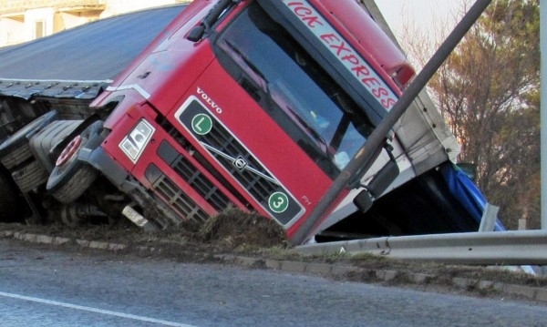 Естонски камион се преобърнал на Е 79 край Монтана съобщиха от