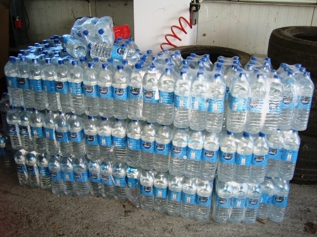 Митничари от Лом откриха близо 600 литра ракия, маскирана като минерална вода (снимки)