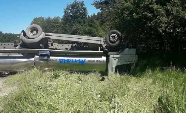Цистерна с мляко се преобърна на пътя Симитли Банско Сигналът е