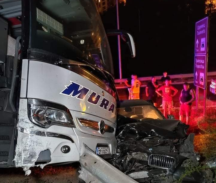 Катастрофа между румънски автобус с туристи и лек автомобил БМВ