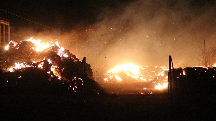 3500 бали слама са изгорели при голям пожар в Белослатинско