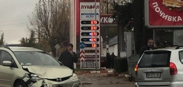 Две коли са катастрофирали на натоварена улица в Козлодуй, научи