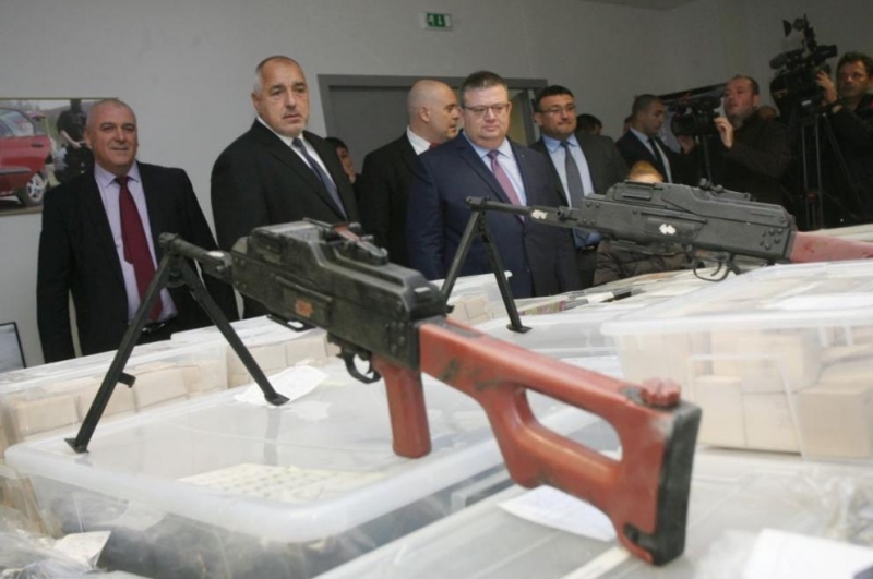 Картечници десетки автомати Калашников и Скорпион спусъци за РПГ та черен