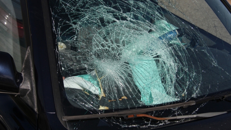 Полицаи хванаха вандал, изпочупил стъклата на бус във Видинско