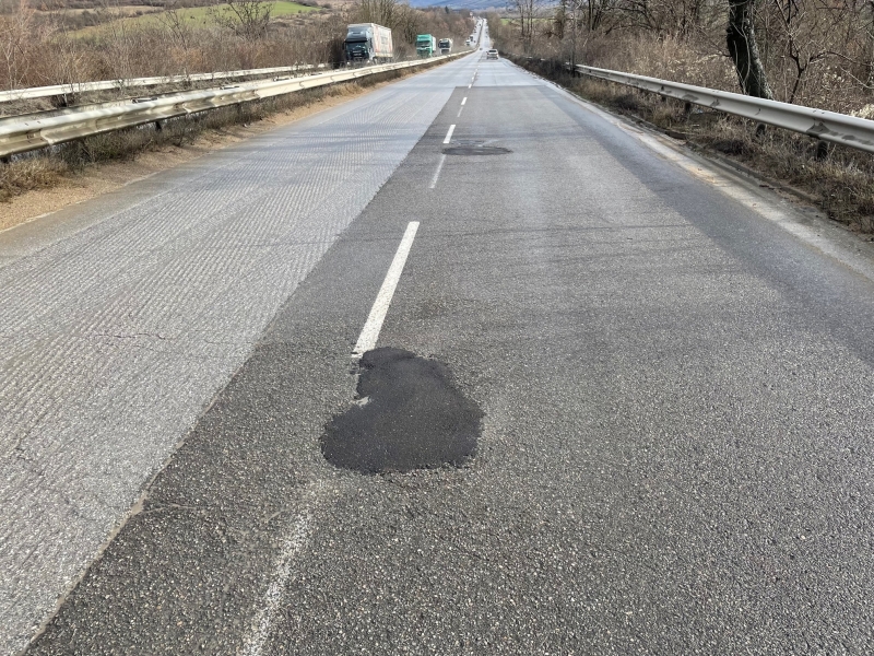 В петък големите дупки на международния път Е 79 между Враца