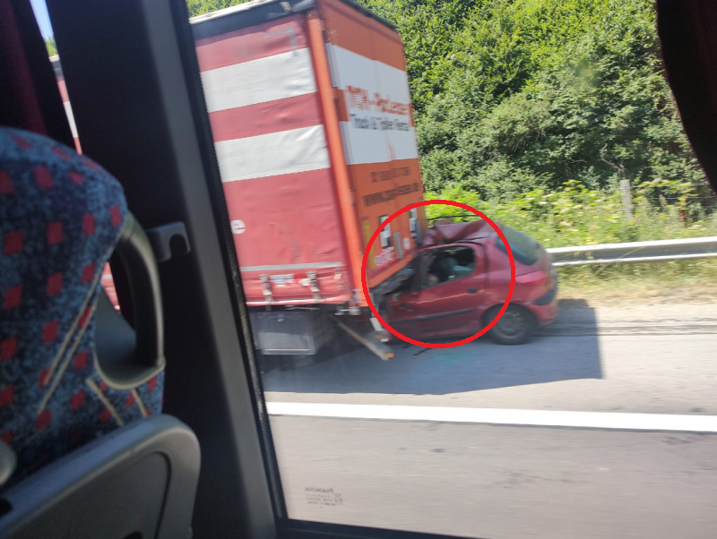 Кола се заби в ТИР на магистрала Хемус видя първо