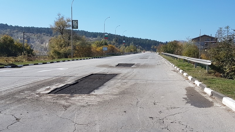 Подобрява се състоянието на пътната настилка на входа на Мездра