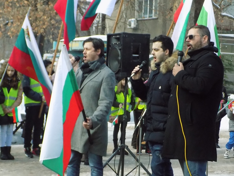 С пирамида на свободата и вечните български песни Стани стани