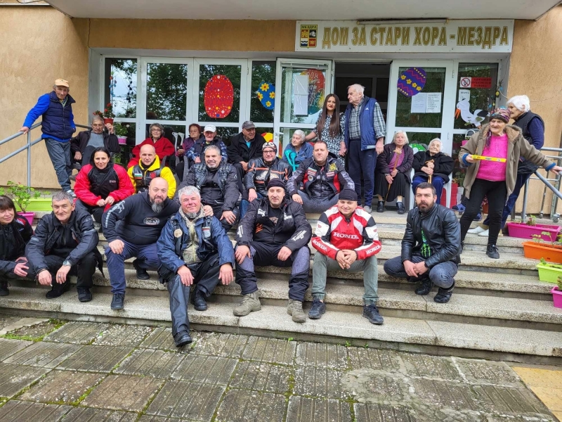 По случай Възкресение Христово участници в благотворителната кампания Помощ на