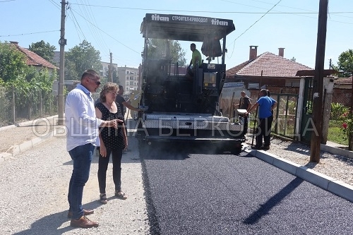 Стартира асфалтирането на улица Добруджа като в момента се полага
