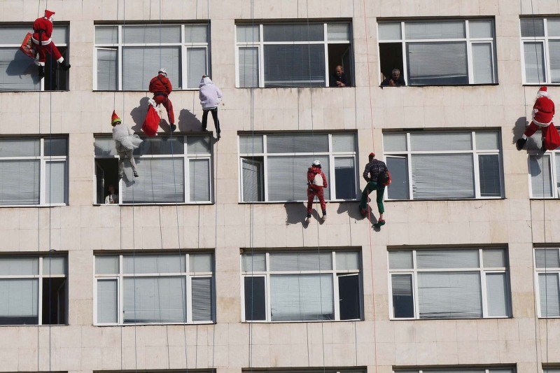 Дядо Коледа и Снежанка заедно с джуджета се спуснаха вчера