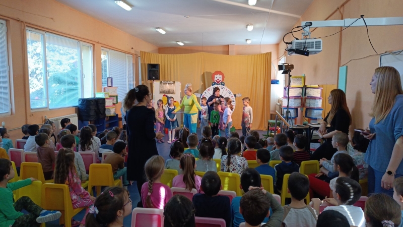 Врачанският драматично куклен театър зарадва днес 1 февруари малчуганите от детска