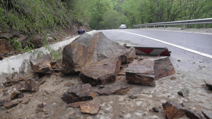 Хиляди тонове скална и земна маса могат да се срутят