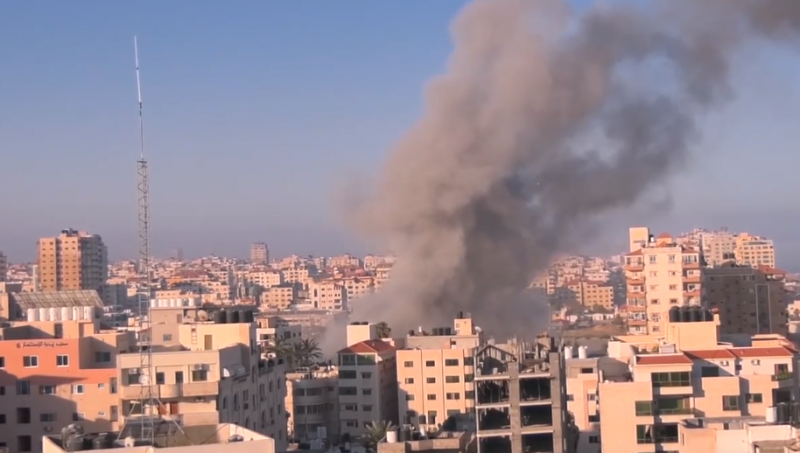 Израелски въздушен удар разруши 11 етажна сграда в град Газа в