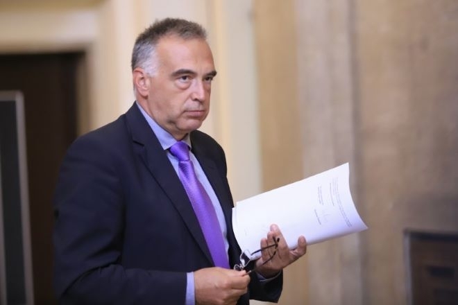 Антон Кутев: Или Радев ще обърне държавата, или ще изчегъртат него