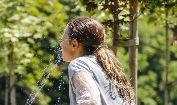 През нощта облачността намаля до предимно ясно и вятърът в