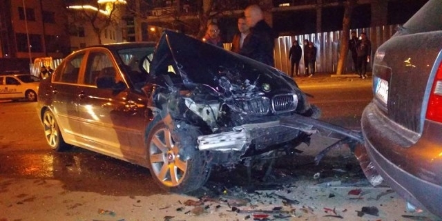 Пиян шофьор се заби в паркиран автомобил в Мездра съобщиха