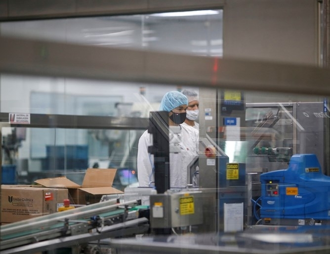 Учени: Бразилският вариант на COVID-19 заобикаля имунитета