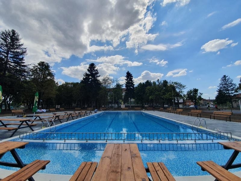 Откриват новия басейн в Бяла Слатина съобщиха кметът Иво Цветков