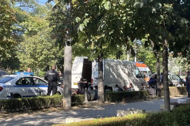 Бус с 49 нелегални мигранти задържаха в центъра на София, в