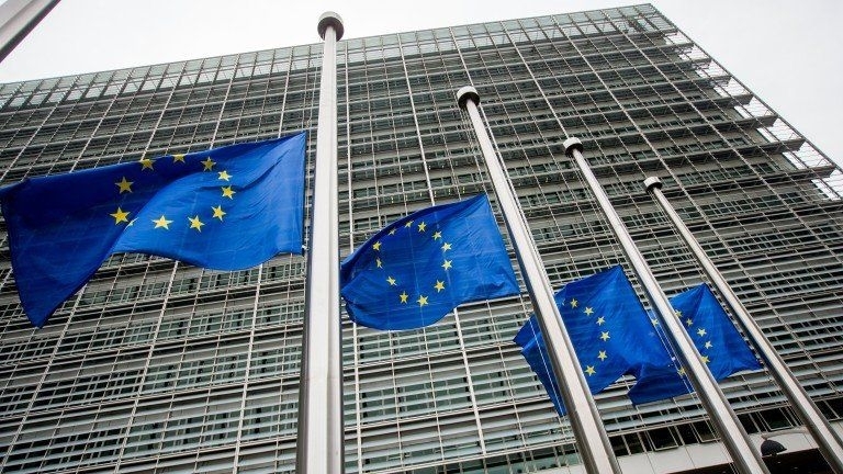 Европейската комисия съобщи че е одобрила временна правна рамка за