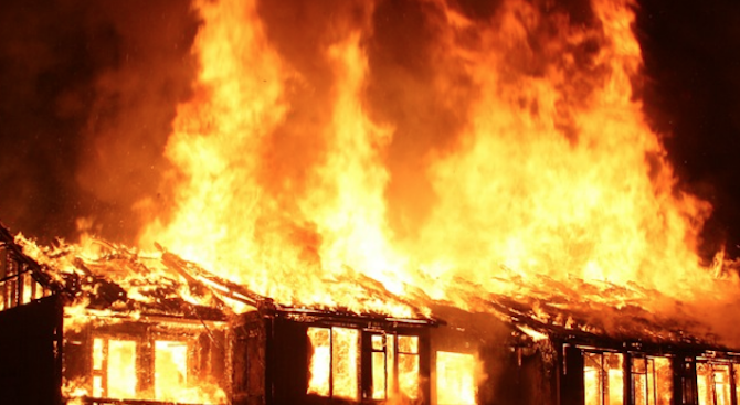 Мъж е открит починал след пожар в дома му в