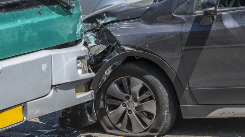 Двама души са пострадали при катастрофа между автобус и лек