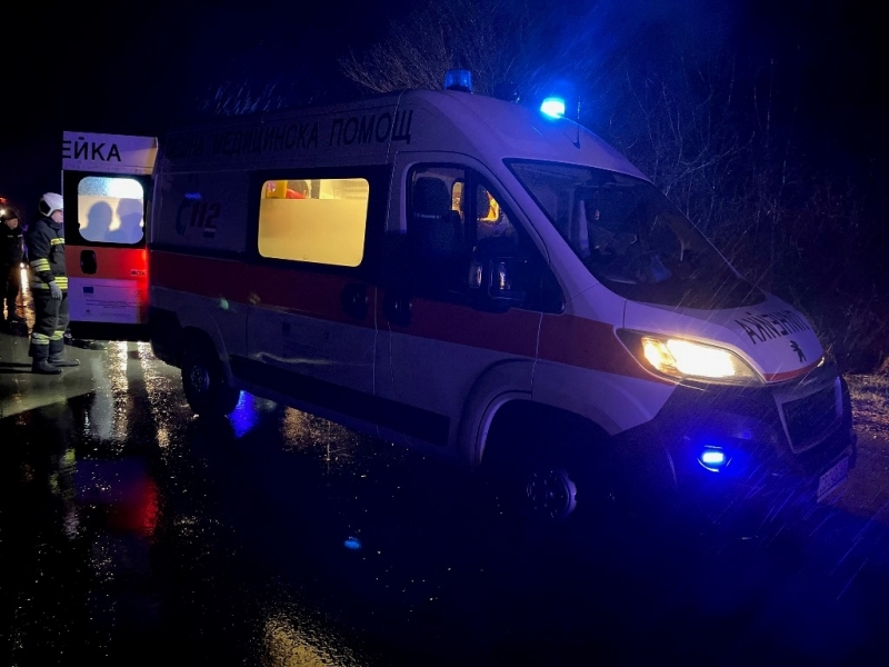 Тежко но стабилно остава състоянието на жената която пострада при