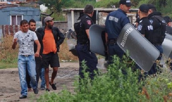 Ром удари полицаи след масов бой във Вършец научи агенция
