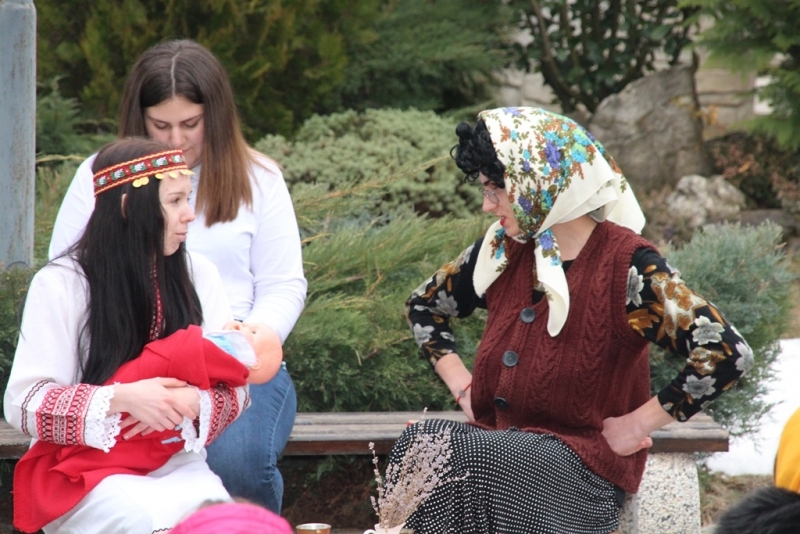 Нов хумористичен прочит на традицията за Бабинден представиха ученици от