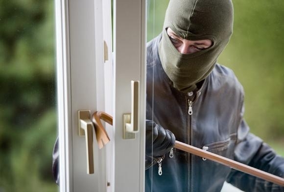 Полицаи издирват апаш задигнал куп вещи от къща във врачанското