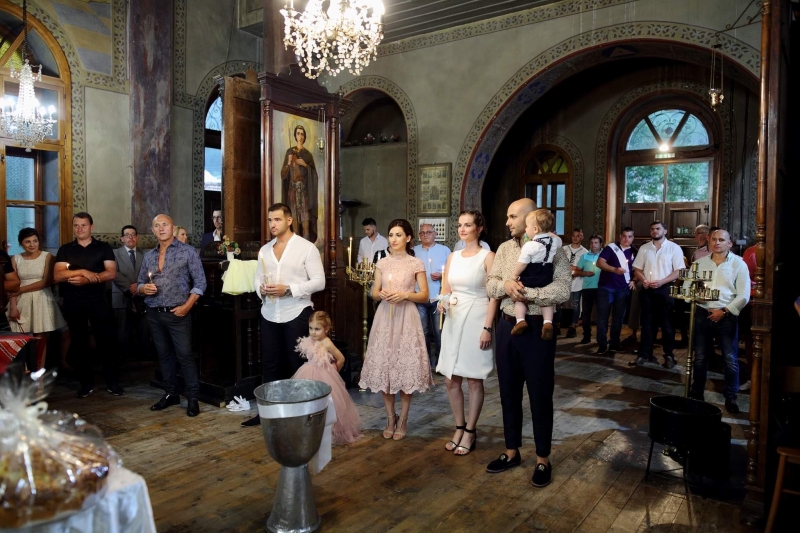 В мрачния уикенд едно светско събитие вчера внесе светлина в