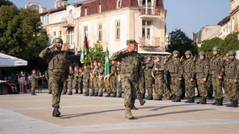 С тържествена церемония на площад Македония в Благоевград висши военни и