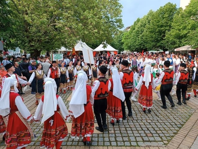 Община Вършец организира ІХ-тия международен фолклорен фестивал Пъстра огърлица –