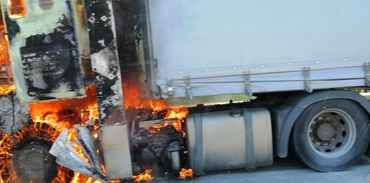 Тежкотоварен автомобил се е запалил на магистрала “Марица”. От полицията