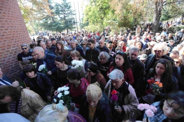 Музиканти, политици и десетки фенове си вземат последно сбогом с Кирил Маричков /снимки/