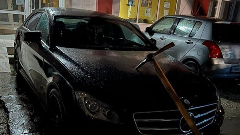 Забиха кирка в колата на председателя на групата на Възраждане