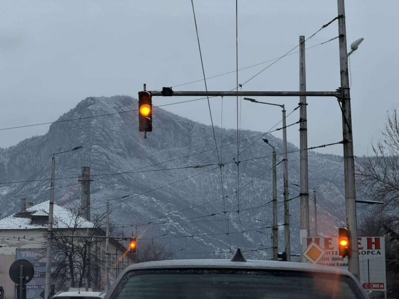 Вярвате или не светофарът край Стария пазар във Враца отново