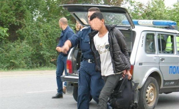 Полицията е взлязла в бясна гонка с двама бегълци във