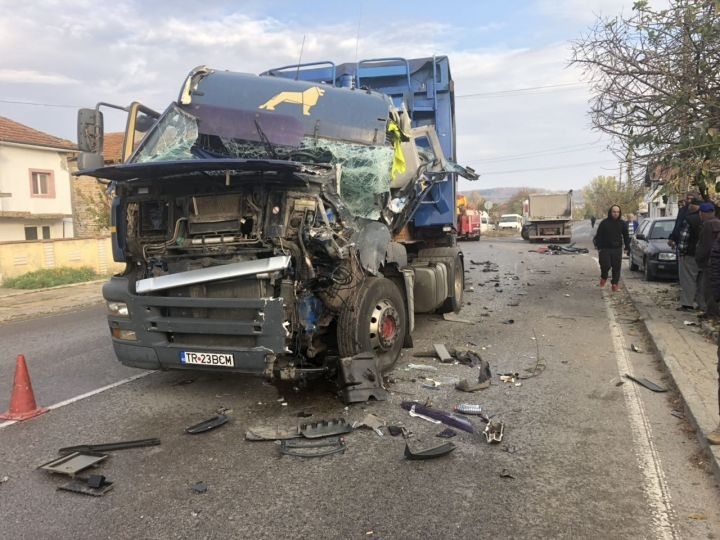 Три тежкотоварни автомобила са се ударили тази сутрин на пътя Разград