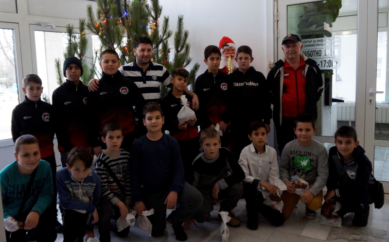 Най малките възпитаници на ОФК Локомотив Мездра получиха подаръци Като подранил