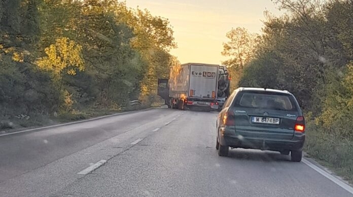 ТИР и автовоз се помляха на Е 79 между Монтана и