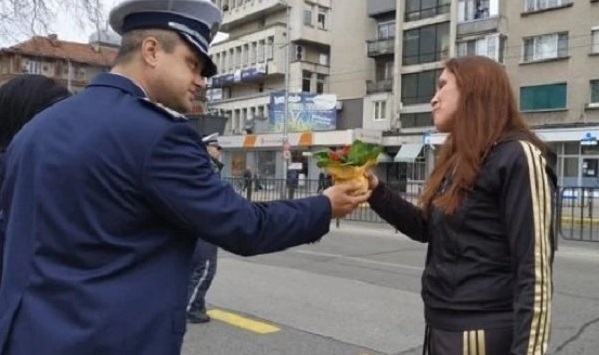Галантни джентълмени макар и в униформи такива са полицаите